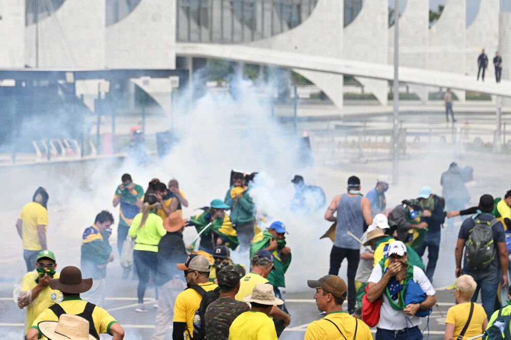 Manifestații violente în Brazilia. Susținătorii lui Bolsonaro au invadat Congresul, Palatul prezidenţial şi Curtea Supremă - Imaginea 2