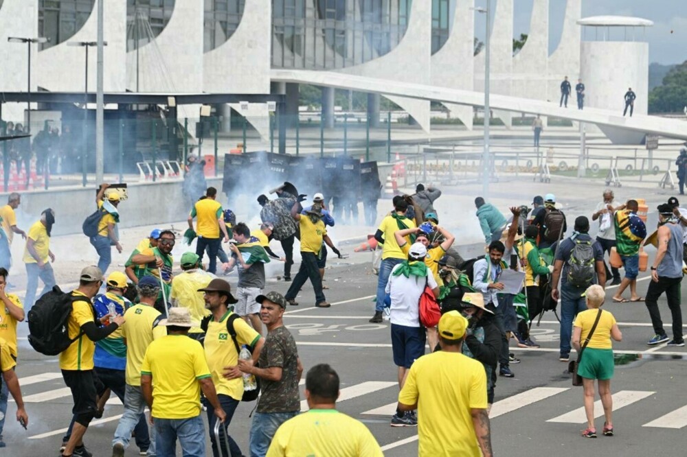 Manifestații violente în Brazilia. Susținătorii lui Bolsonaro au invadat Congresul, Palatul prezidenţial şi Curtea Supremă - Imaginea 15