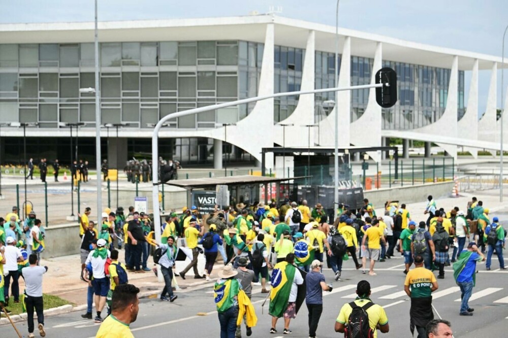 Manifestații violente în Brazilia. Susținătorii lui Bolsonaro au invadat Congresul, Palatul prezidenţial şi Curtea Supremă - Imaginea 16