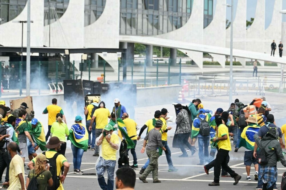 Manifestații violente în Brazilia. Susținătorii lui Bolsonaro au invadat Congresul, Palatul prezidenţial şi Curtea Supremă - Imaginea 17