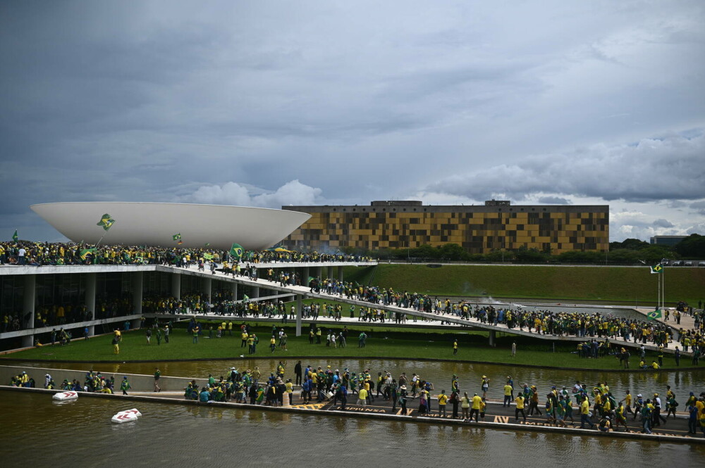 Manifestații violente în Brazilia. Susținătorii lui Bolsonaro au invadat Congresul, Palatul prezidenţial şi Curtea Supremă - Imaginea 4