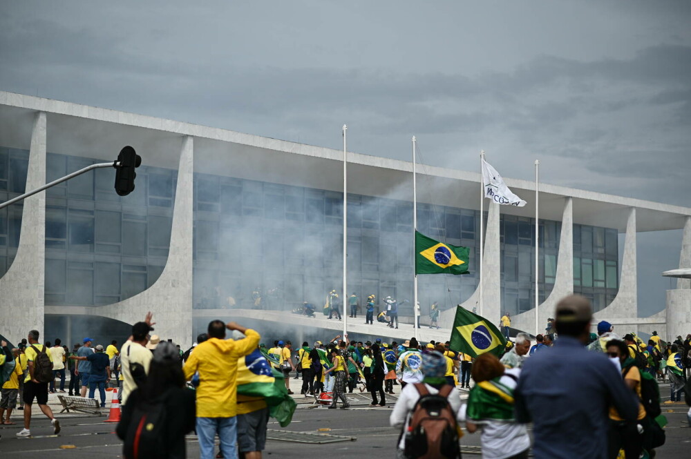 Manifestații violente în Brazilia. Susținătorii lui Bolsonaro au invadat Congresul, Palatul prezidenţial şi Curtea Supremă - Imaginea 5