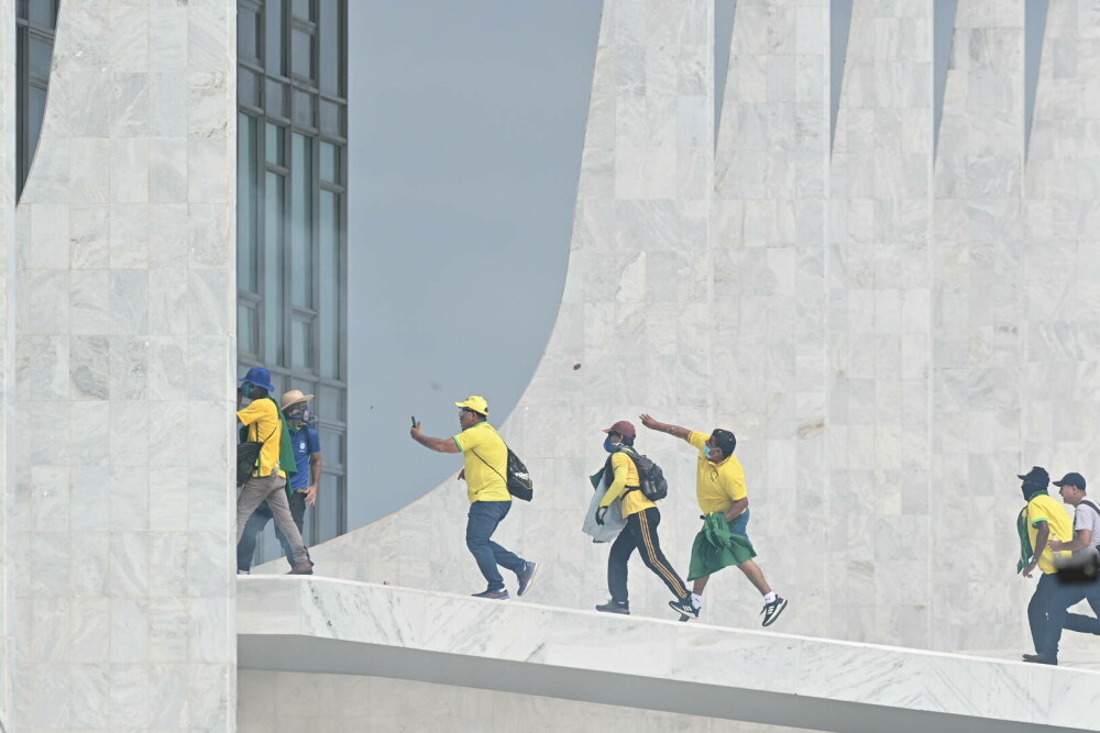 Manifestații violente în Brazilia. Susținătorii lui Bolsonaro au invadat Congresul, Palatul prezidenţial şi Curtea Supremă - Imaginea 6