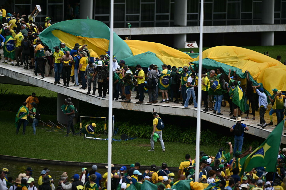 Manifestații violente în Brazilia. Susținătorii lui Bolsonaro au invadat Congresul, Palatul prezidenţial şi Curtea Supremă - Imaginea 7