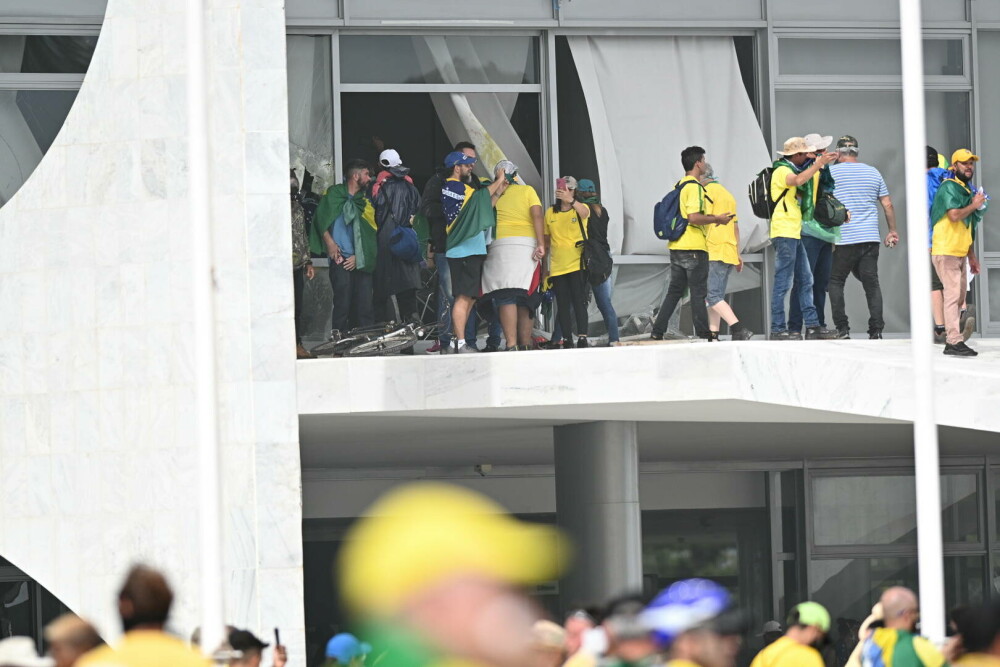 Manifestații violente în Brazilia. Susținătorii lui Bolsonaro au invadat Congresul, Palatul prezidenţial şi Curtea Supremă - Imaginea 8