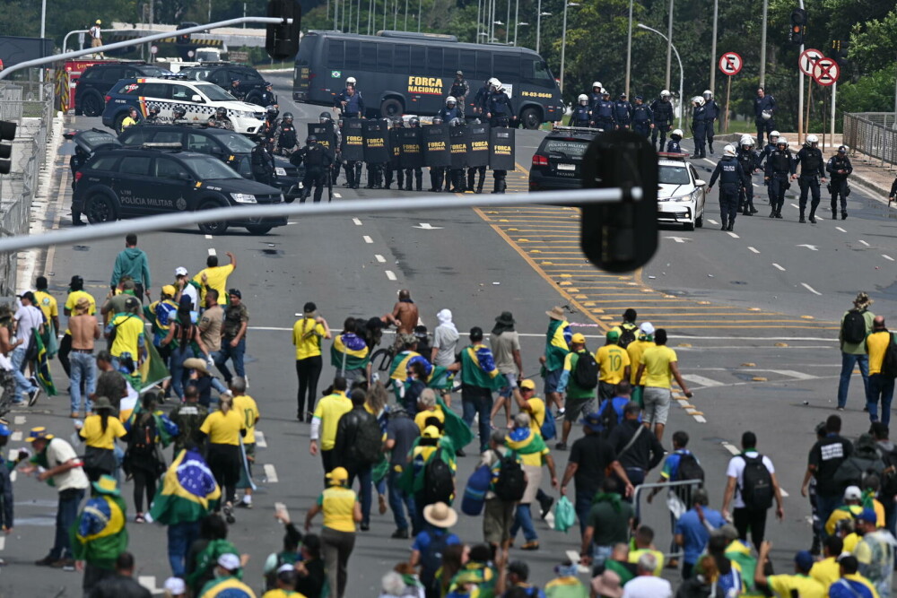 Manifestații violente în Brazilia. Susținătorii lui Bolsonaro au invadat Congresul, Palatul prezidenţial şi Curtea Supremă - Imaginea 10