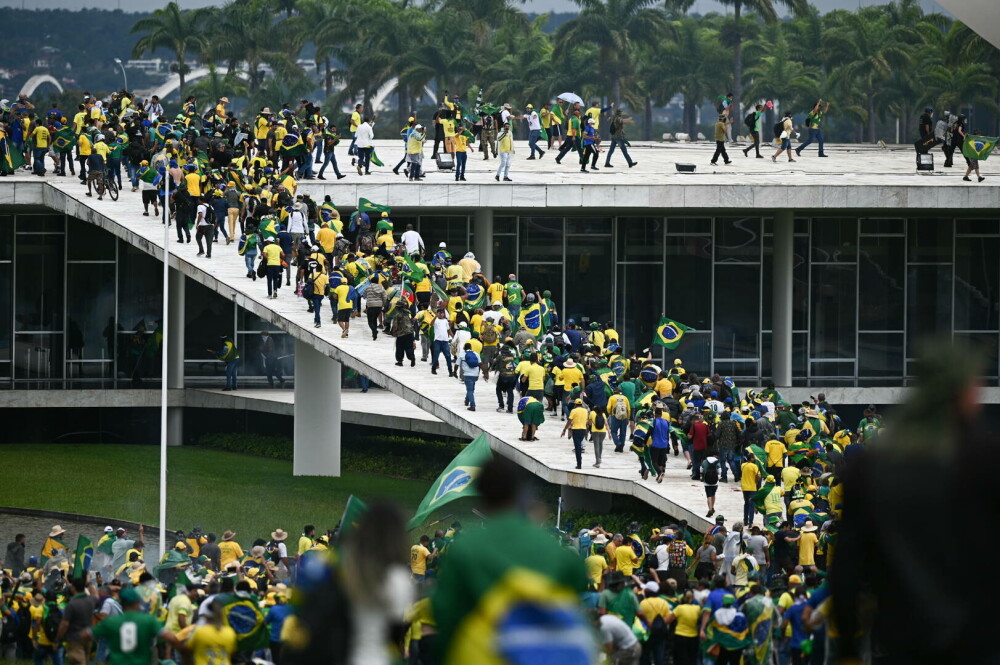 Manifestații violente în Brazilia. Susținătorii lui Bolsonaro au invadat Congresul, Palatul prezidenţial şi Curtea Supremă - Imaginea 12