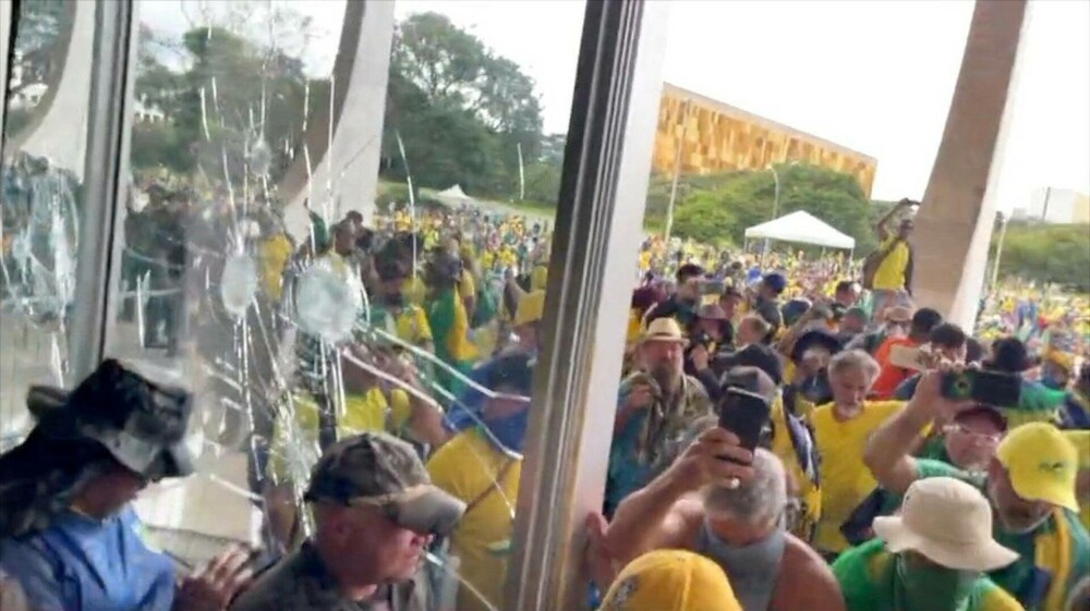 Lula a mers la Palatul Prezidenţial, devastat de susţinătorii lui Bolsonaro. „Puciștii vor fi pedepsiți” - Imaginea 1