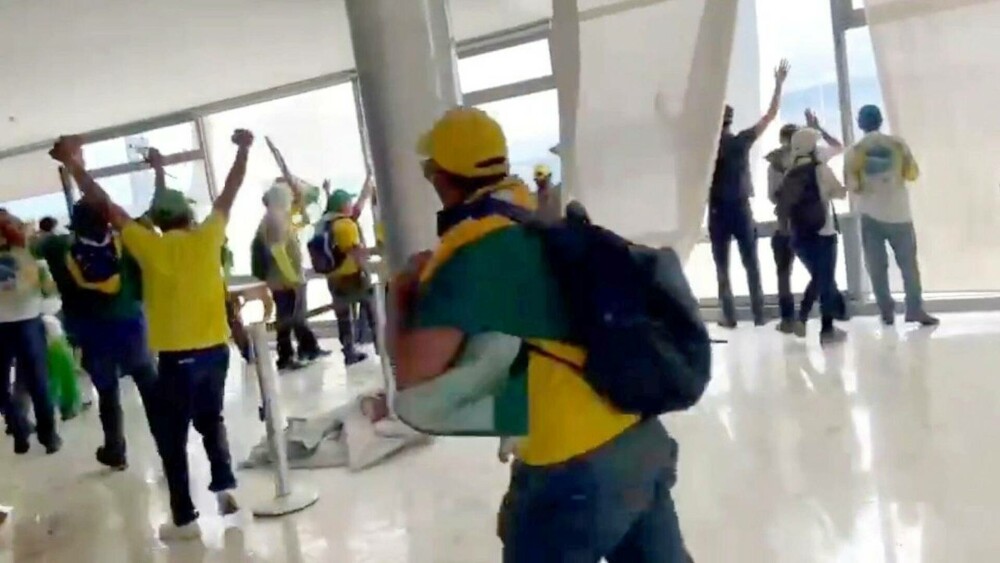 Lula a mers la Palatul Prezidenţial, devastat de susţinătorii lui Bolsonaro. „Puciștii vor fi pedepsiți” - Imaginea 4