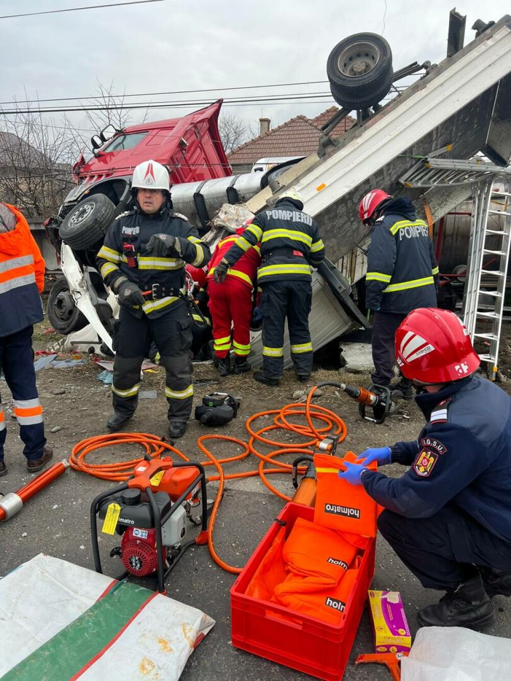 Dezastru în Vâlcea după un accident între o cisternă cu sodă caustică și o autoutilitară. Rețelele electrice au fost avariate - Imaginea 6