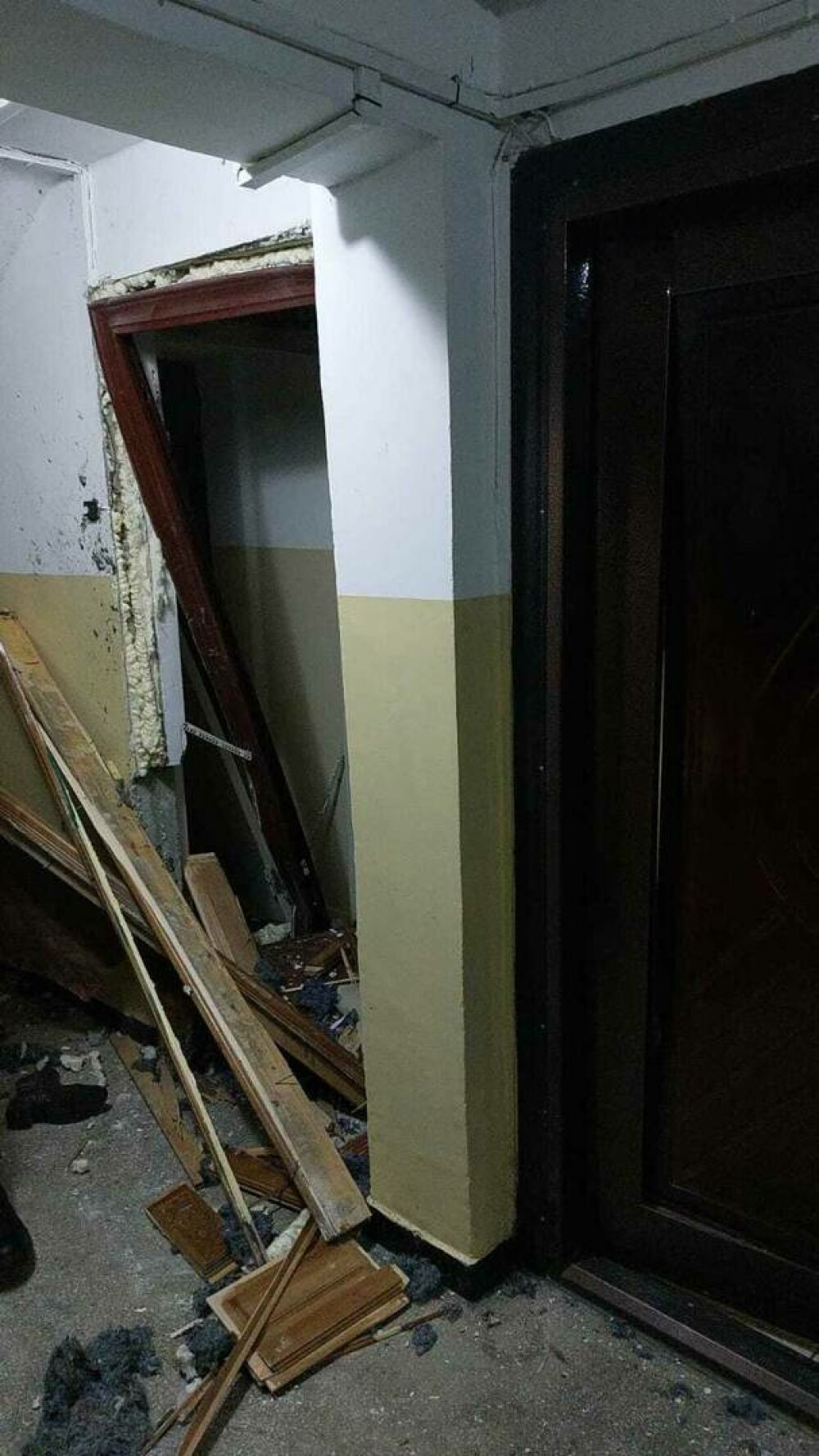 Explozie puternică într-un bloc din Pitești. Mai multe apartamente sunt afectate. GALERIE FOTO - Imaginea 1