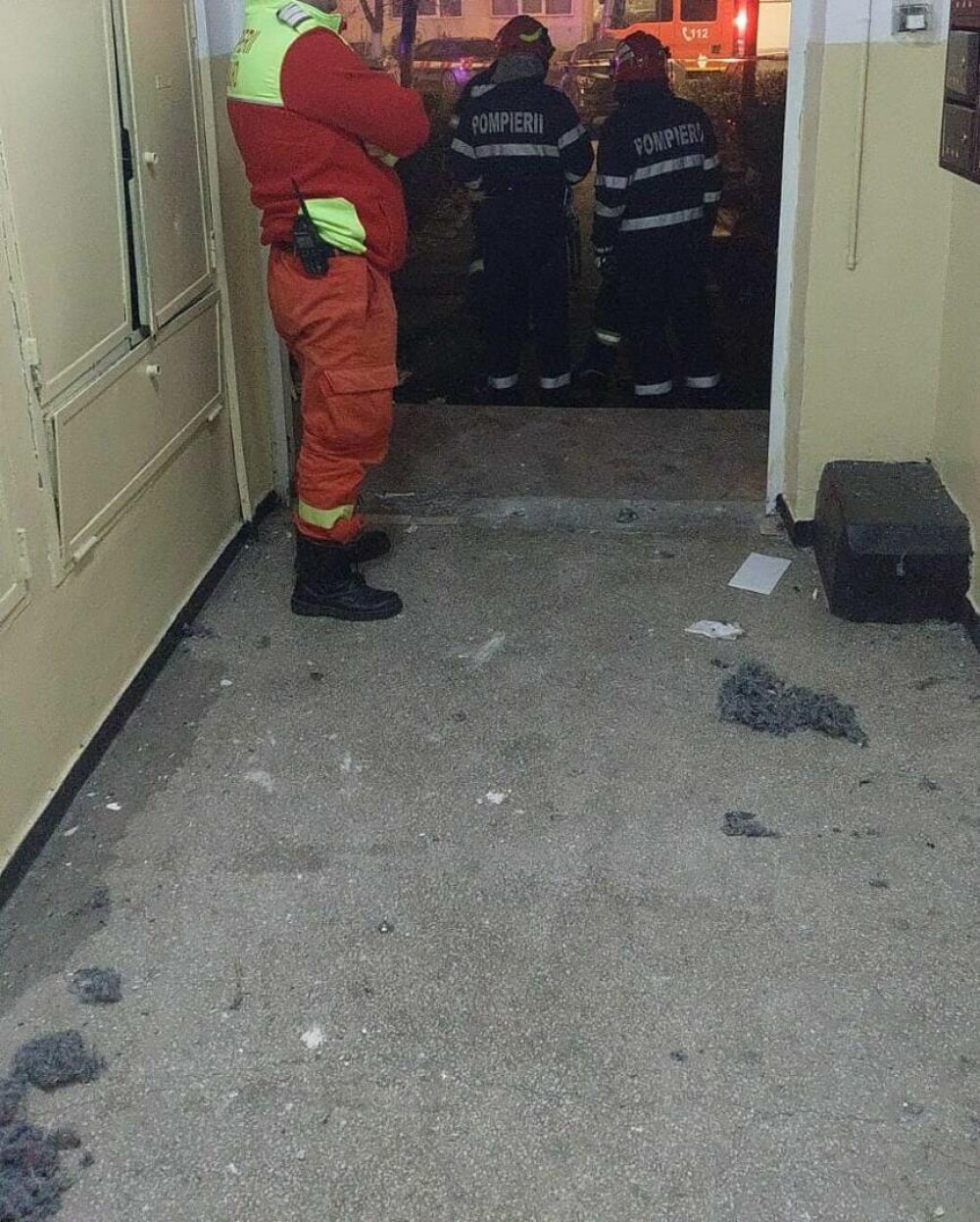 Explozie puternică într-un bloc din Pitești. Mai multe apartamente sunt afectate. GALERIE FOTO - Imaginea 3