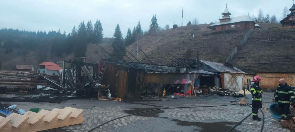 Incendiu violent la hala unui gater din Toplița. Pompierii au reuşit localizarea şi intervin pentru stingerea focului - Imaginea 1