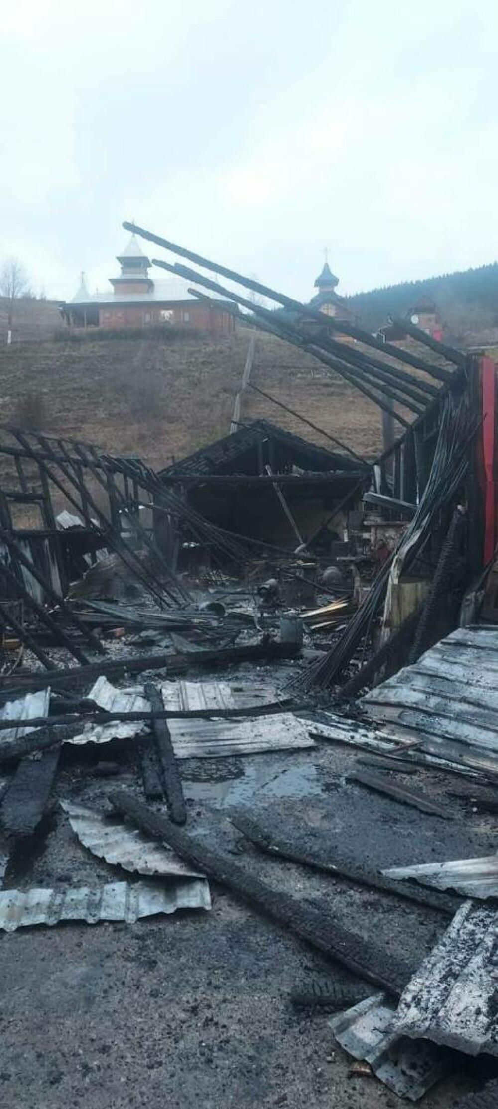 Incendiu violent la hala unui gater din Toplița. Pompierii au reuşit localizarea şi intervin pentru stingerea focului - Imaginea 2