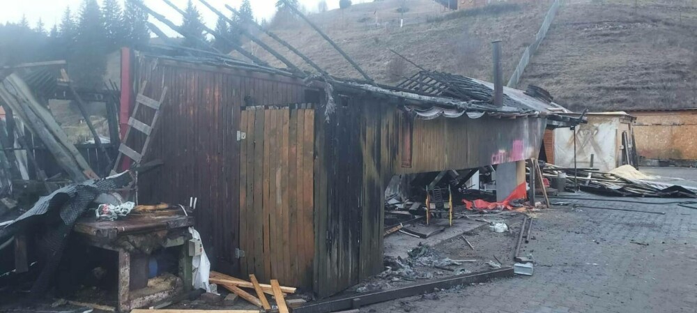 Incendiu violent la hala unui gater din Toplița. Pompierii au reuşit localizarea şi intervin pentru stingerea focului - Imaginea 4