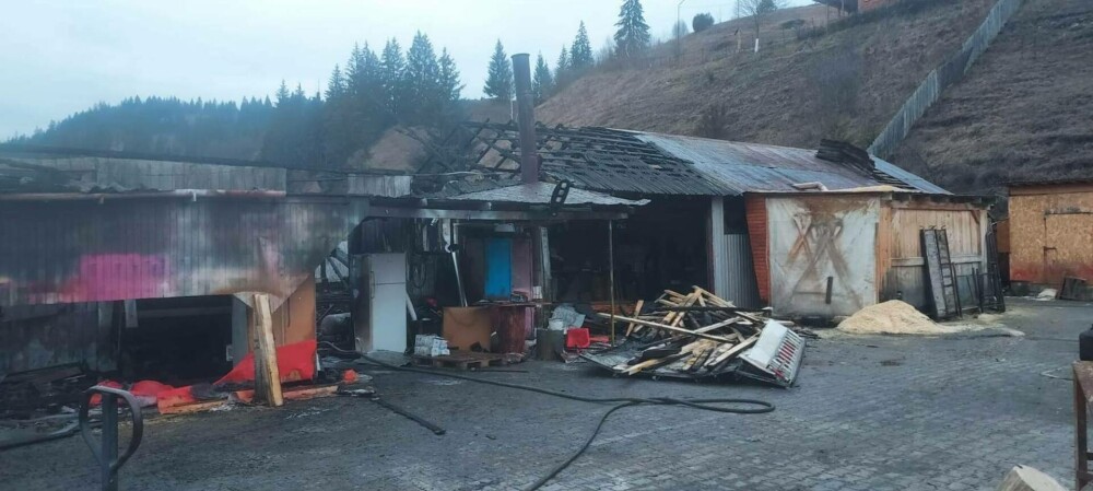 Incendiu violent la hala unui gater din Toplița. Pompierii au reuşit localizarea şi intervin pentru stingerea focului - Imaginea 5