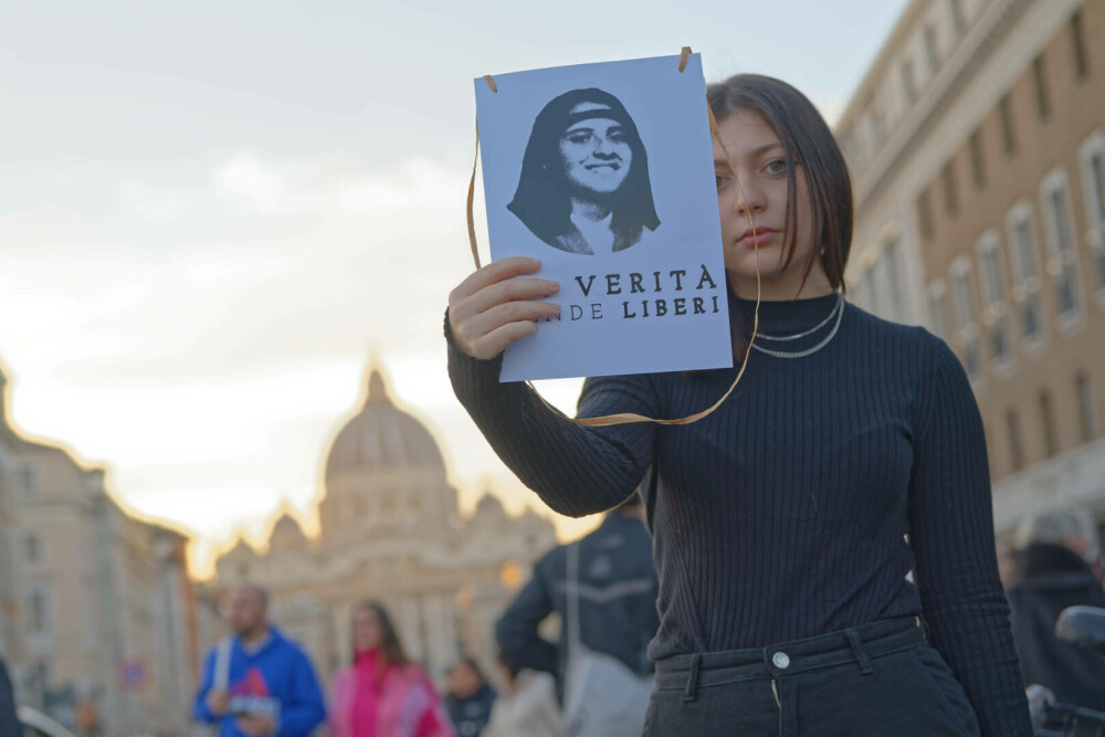 Aproximativ 200 de persoane au protestat în apropiere de Vatican pentru a cere adevărul despre dispariţia Emanuelei Orlandi - Imaginea 1