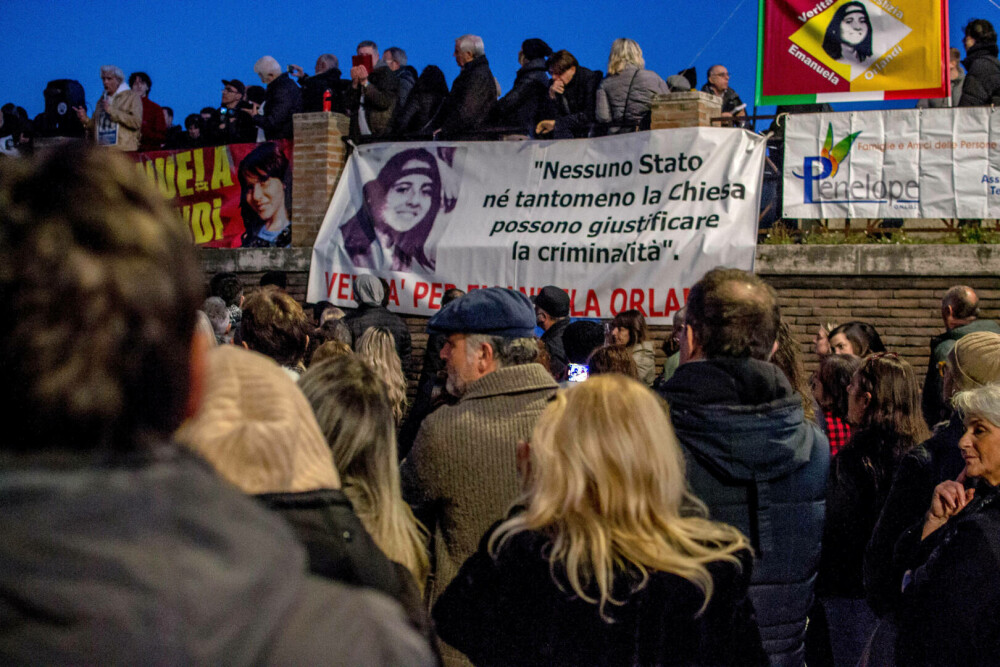 Aproximativ 200 de persoane au protestat în apropiere de Vatican pentru a cere adevărul despre dispariţia Emanuelei Orlandi - Imaginea 6