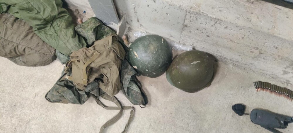 Un ucrainean a încercat să intre în România cu o parte dintr-un obuz, cartușe și echipament militar. FOTO - Imaginea 4