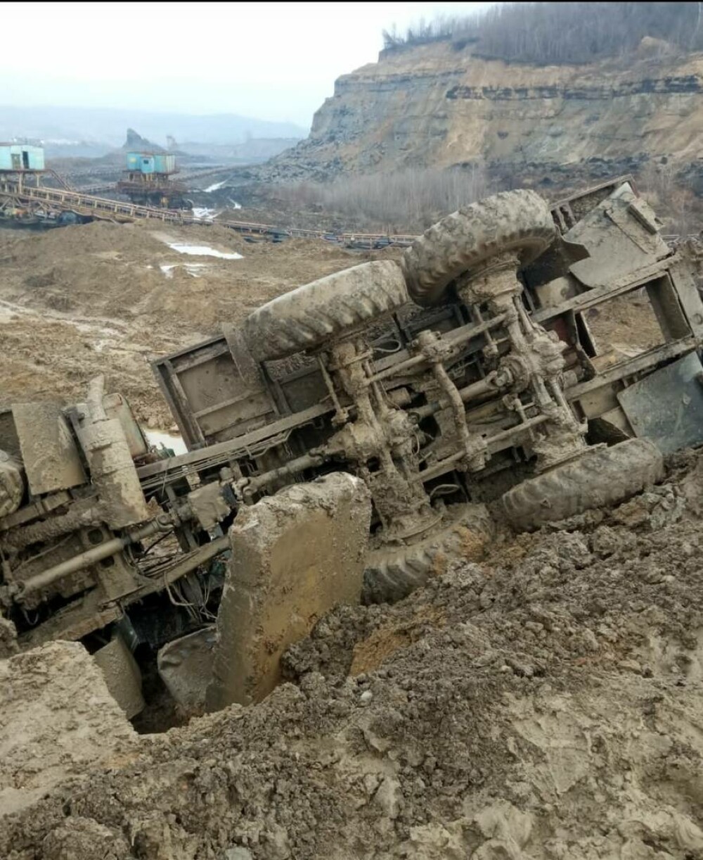Accident la cariera minieră Jilț Sud. O mașină cu muncitori s-a răsturnat: Trei persoane au murit și zece au fost rănite - Imaginea 2
