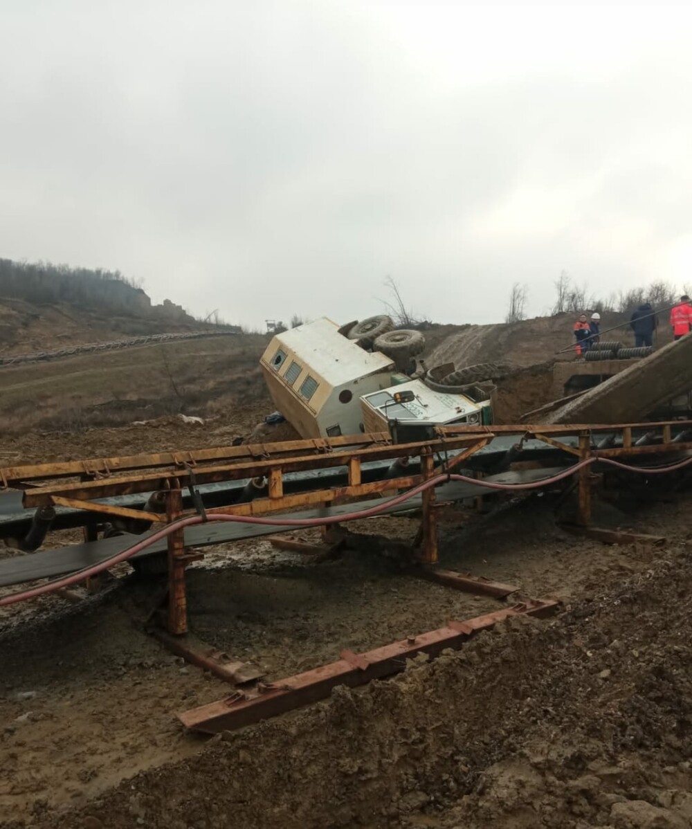 Accident la cariera minieră Jilț Sud. O mașină cu muncitori s-a răsturnat: Trei persoane au murit și zece au fost rănite - Imaginea 3