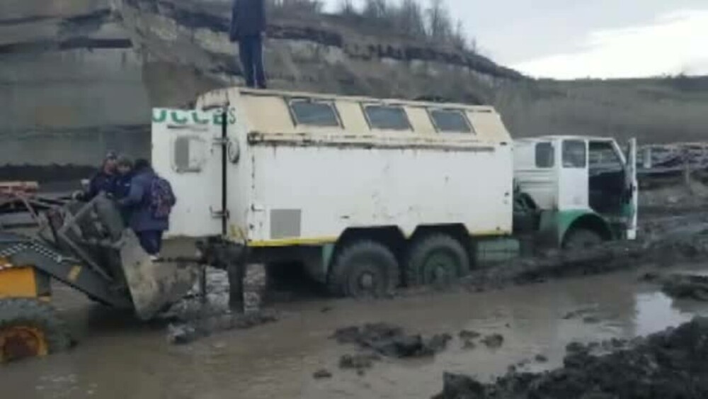 Ce arată primele verificări după accidentul din cariera minieră din Gorj. Autoutilitara nu transporta doar muncitori - Imaginea 5