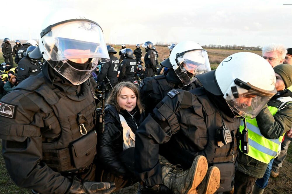 Greta Thunberg a fost reținută în Germania. De ce a fost ridicată de polițiști - Imaginea 6