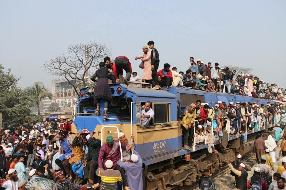 Trenurile au fost luate cu asalt de zeci de mii de călători, după un festival religios, în Bangladesh. FOTO - Imaginea 1