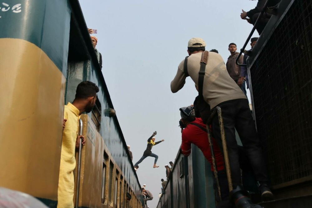 Trenurile au fost luate cu asalt de zeci de mii de călători, după un festival religios, în Bangladesh. FOTO - Imaginea 2