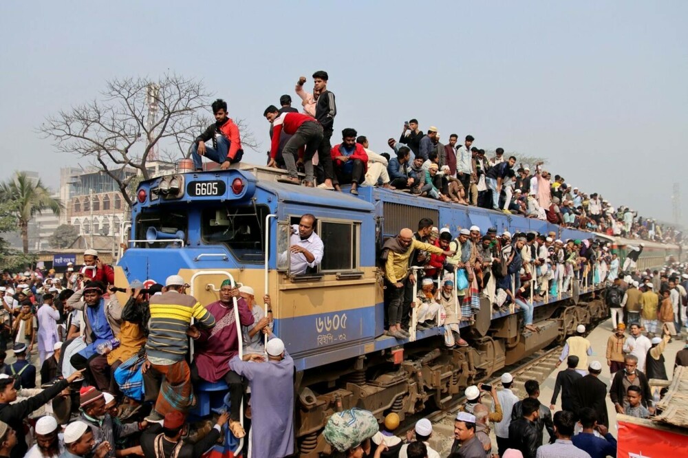 Trenurile au fost luate cu asalt de zeci de mii de călători, după un festival religios, în Bangladesh. FOTO - Imaginea 3