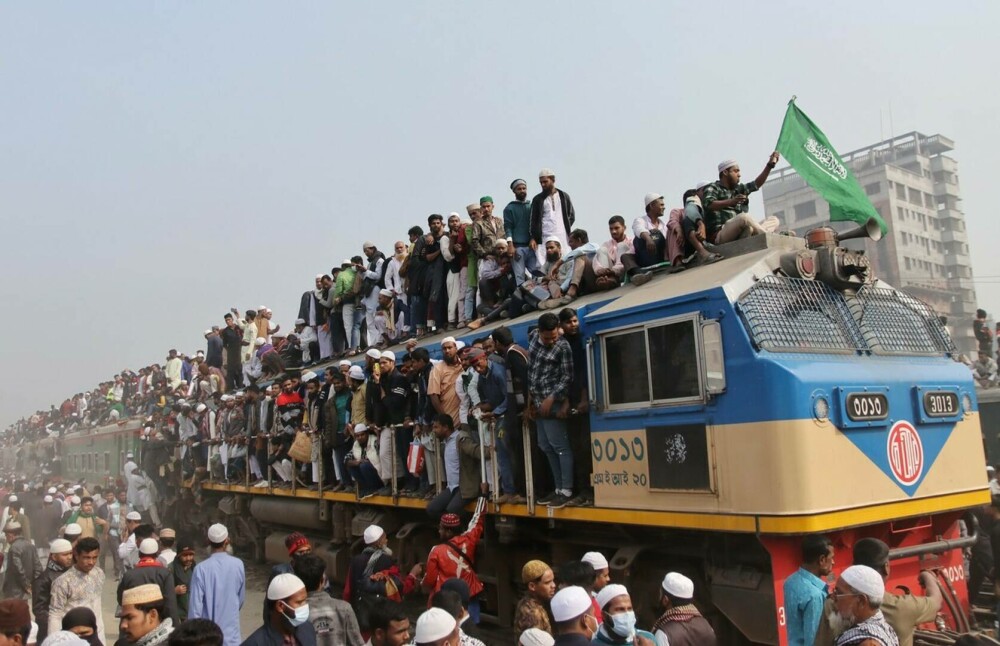 Trenurile au fost luate cu asalt de zeci de mii de călători, după un festival religios, în Bangladesh. FOTO - Imaginea 4