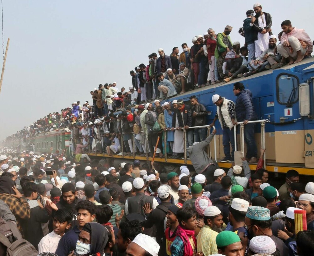 Trenurile au fost luate cu asalt de zeci de mii de călători, după un festival religios, în Bangladesh. FOTO - Imaginea 5