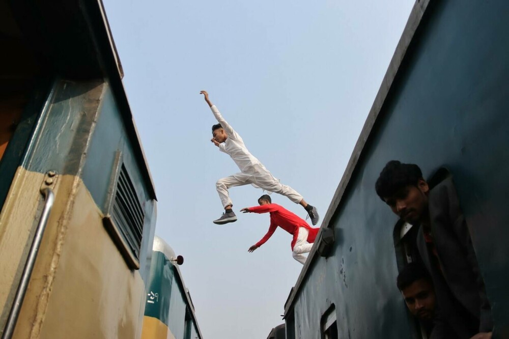 Trenurile au fost luate cu asalt de zeci de mii de călători, după un festival religios, în Bangladesh. FOTO - Imaginea 6
