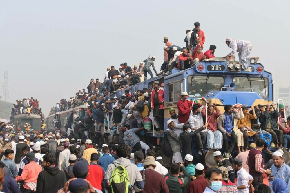 Trenurile au fost luate cu asalt de zeci de mii de călători, după un festival religios, în Bangladesh. FOTO - Imaginea 7