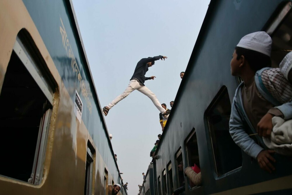 Trenurile au fost luate cu asalt de zeci de mii de călători, după un festival religios, în Bangladesh. FOTO - Imaginea 8