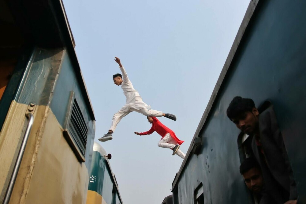 Trenurile au fost luate cu asalt de zeci de mii de călători, după un festival religios, în Bangladesh. FOTO - Imaginea 9