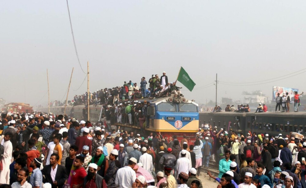 Trenurile au fost luate cu asalt de zeci de mii de călători, după un festival religios, în Bangladesh. FOTO - Imaginea 10