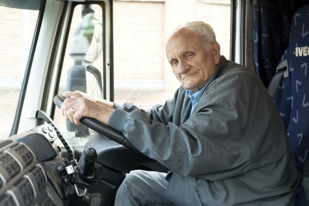 Șofer de TIR la 90 de ani, considerat cel mai bătrân din lume. Se trezește la 4 dimineața și lucrează 12 ore pe zi - Imaginea 3