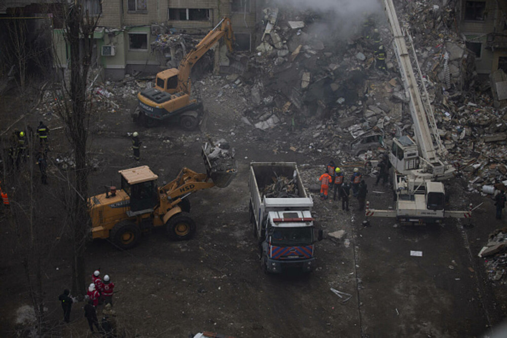Momentul în care blocul din Dnipro a fost lovit de racheta rusească. O femeie a rămas șocată pe balconul apartamentului - Imaginea 2