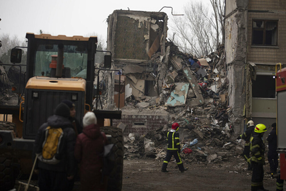 Momentul în care blocul din Dnipro a fost lovit de racheta rusească. O femeie a rămas șocată pe balconul apartamentului - Imaginea 5