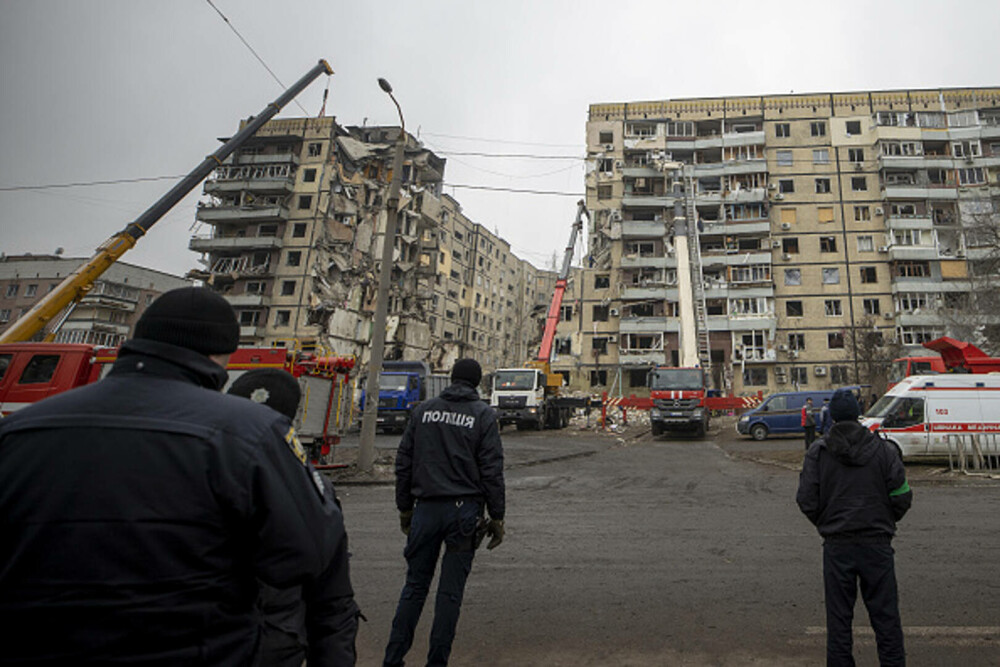 Momentul în care blocul din Dnipro a fost lovit de racheta rusească. O femeie a rămas șocată pe balconul apartamentului - Imaginea 7