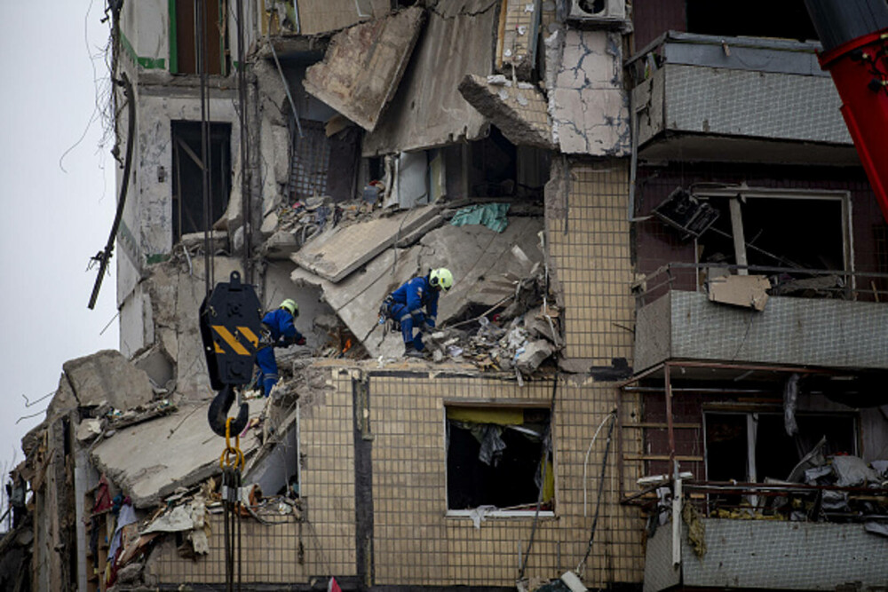 Momentul în care blocul din Dnipro a fost lovit de racheta rusească. O femeie a rămas șocată pe balconul apartamentului - Imaginea 8