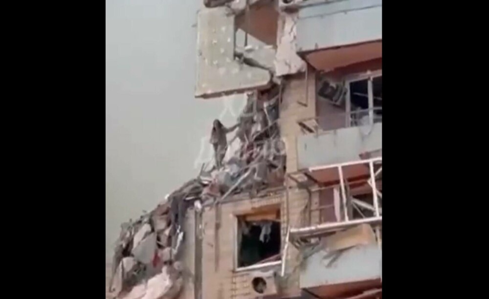 Momentul în care blocul din Dnipro a fost lovit de racheta rusească. O femeie a rămas șocată pe balconul apartamentului - Imaginea 10