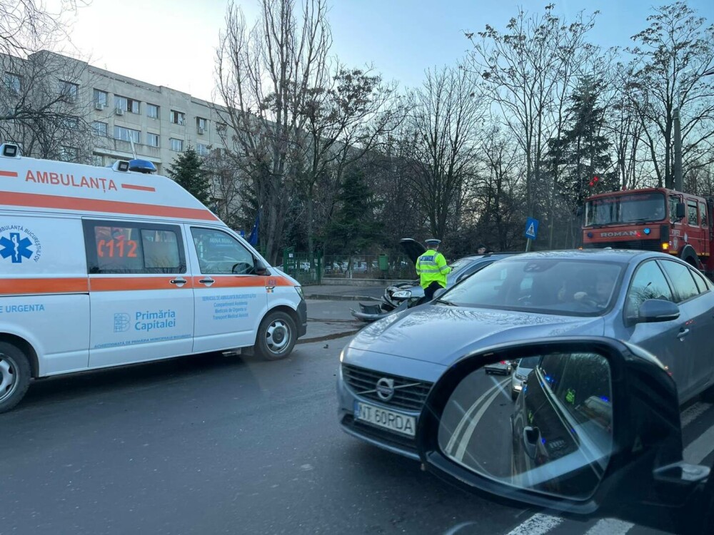 Două fete aflate pe trotuar în București, lovite de o maşină care a ricoşat după un accident cu 2 mașini. Un șofer era drogat - Imaginea 3