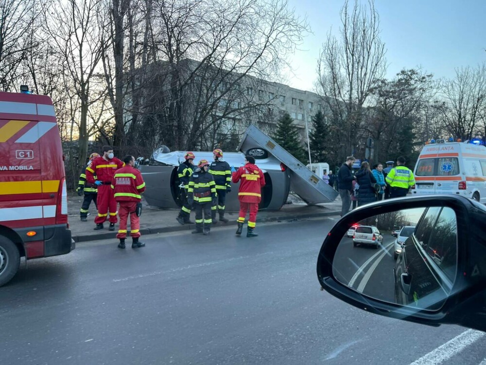 Două fete aflate pe trotuar în București, lovite de o maşină care a ricoşat după un accident cu 2 mașini. Un șofer era drogat - Imaginea 4