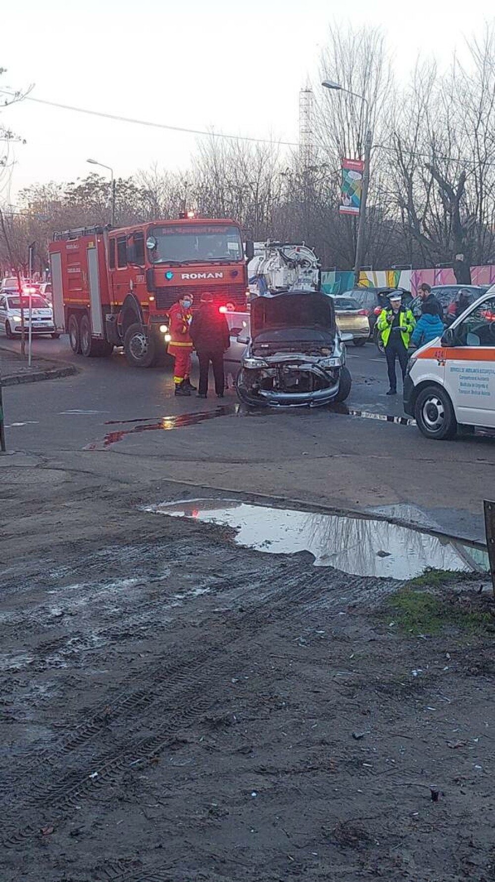 Două fete aflate pe trotuar în București, lovite de o maşină care a ricoşat după un accident cu 2 mașini. Un șofer era drogat - Imaginea 5