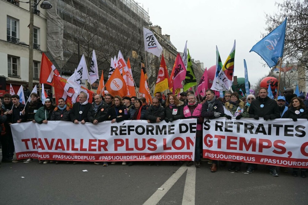 Ciocniri între manifestanţi şi forţe de ordine la Paris. Protestatarii sunt nemulțumiți de creșterea vârstei de pensionare - Imaginea 1