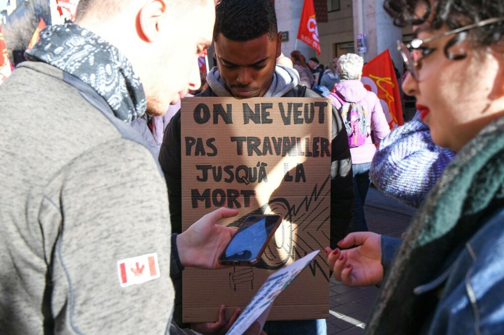 Ciocniri între manifestanţi şi forţe de ordine la Paris. Protestatarii sunt nemulțumiți de creșterea vârstei de pensionare - Imaginea 3