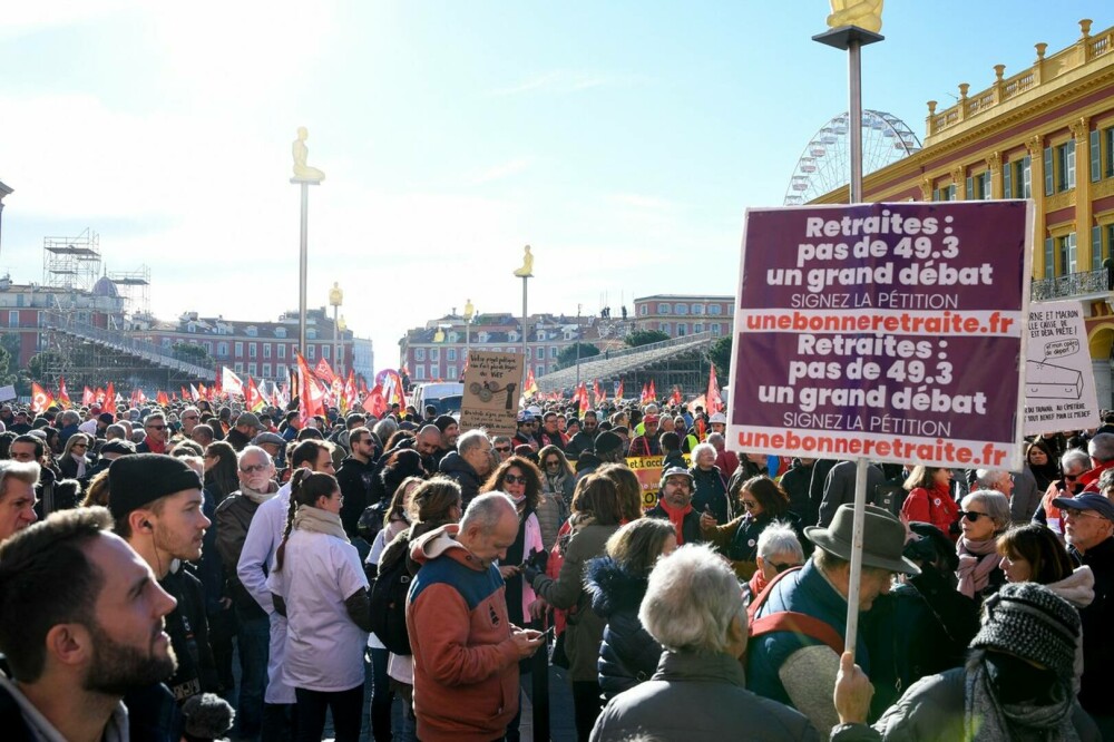 Ciocniri între manifestanţi şi forţe de ordine la Paris. Protestatarii sunt nemulțumiți de creșterea vârstei de pensionare - Imaginea 4