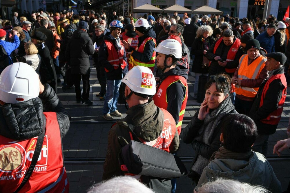 Ciocniri între manifestanţi şi forţe de ordine la Paris. Protestatarii sunt nemulțumiți de creșterea vârstei de pensionare - Imaginea 5